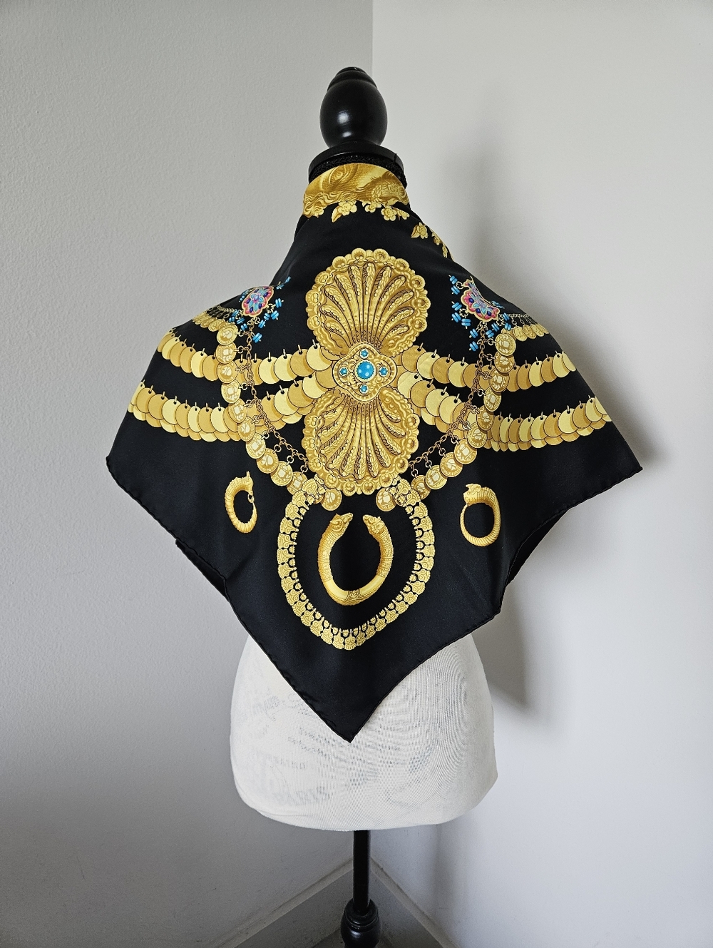🇨🇵HERMES "Kosmima" Black & Gold Medallion Silk Scarf 90X90cm(approx) authentic - Picture 5 of 12